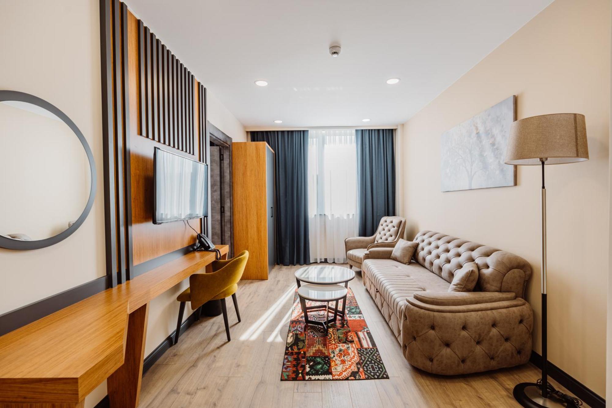 Best Western Plus バトゥーミ エクステリア 写真