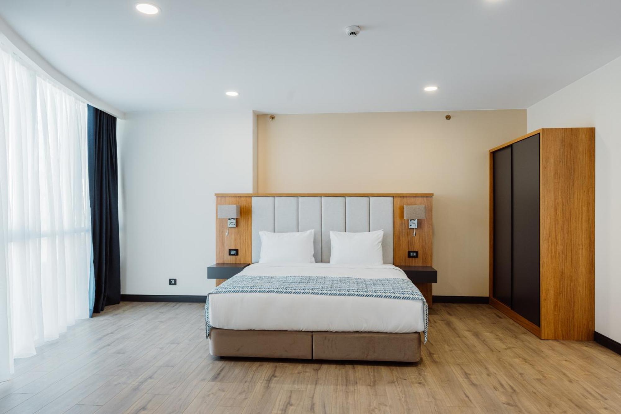Best Western Plus バトゥーミ エクステリア 写真