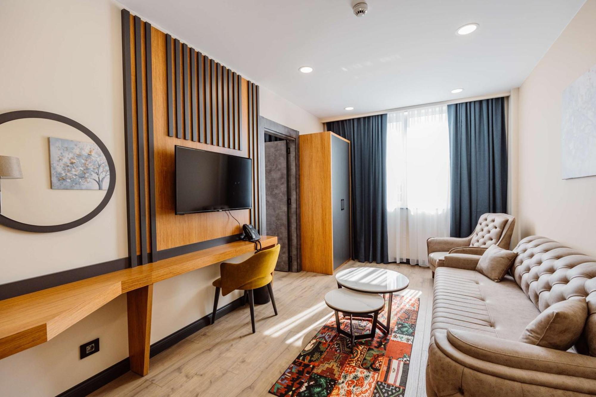 Best Western Plus バトゥーミ エクステリア 写真