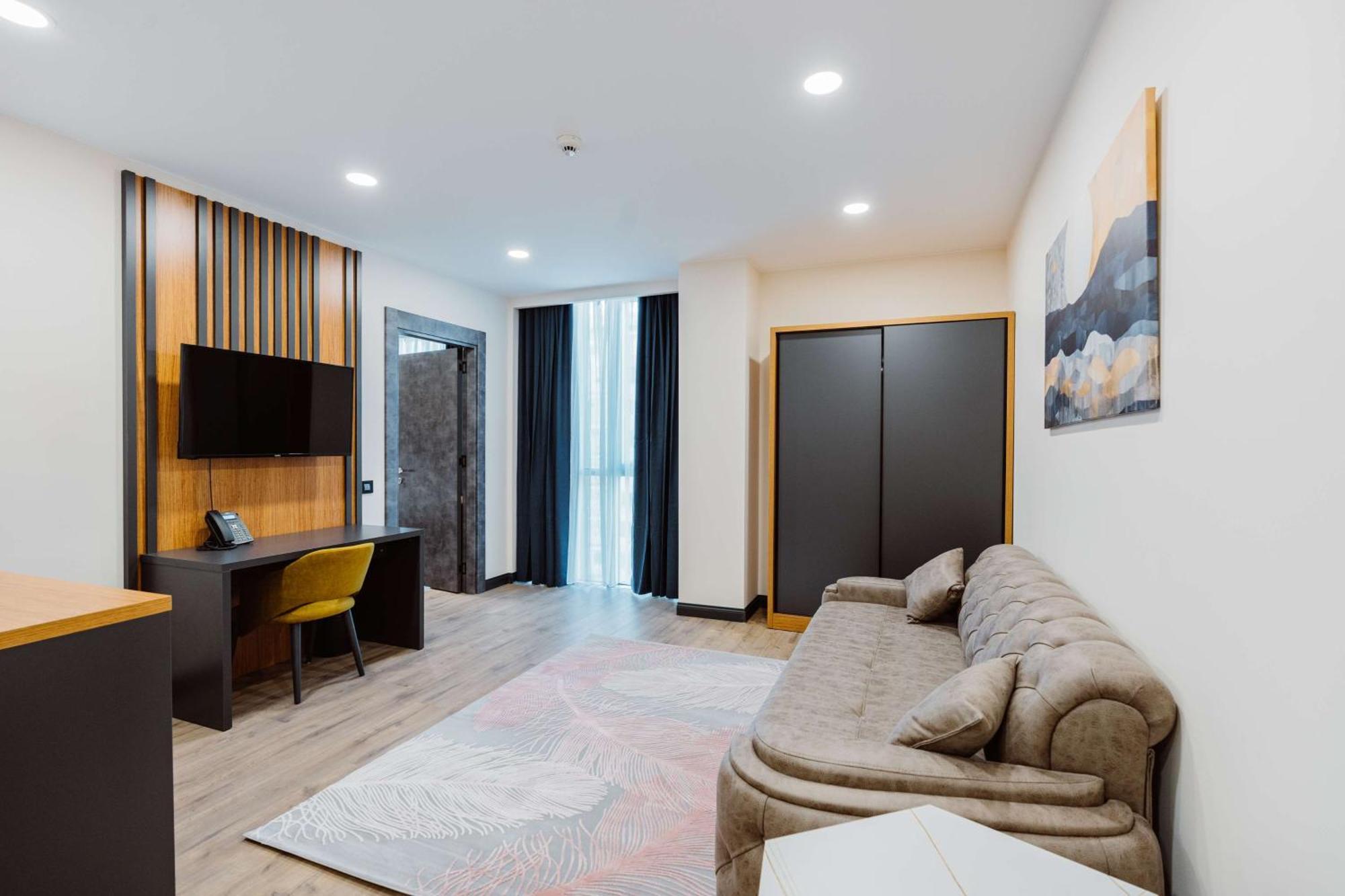Best Western Plus バトゥーミ エクステリア 写真