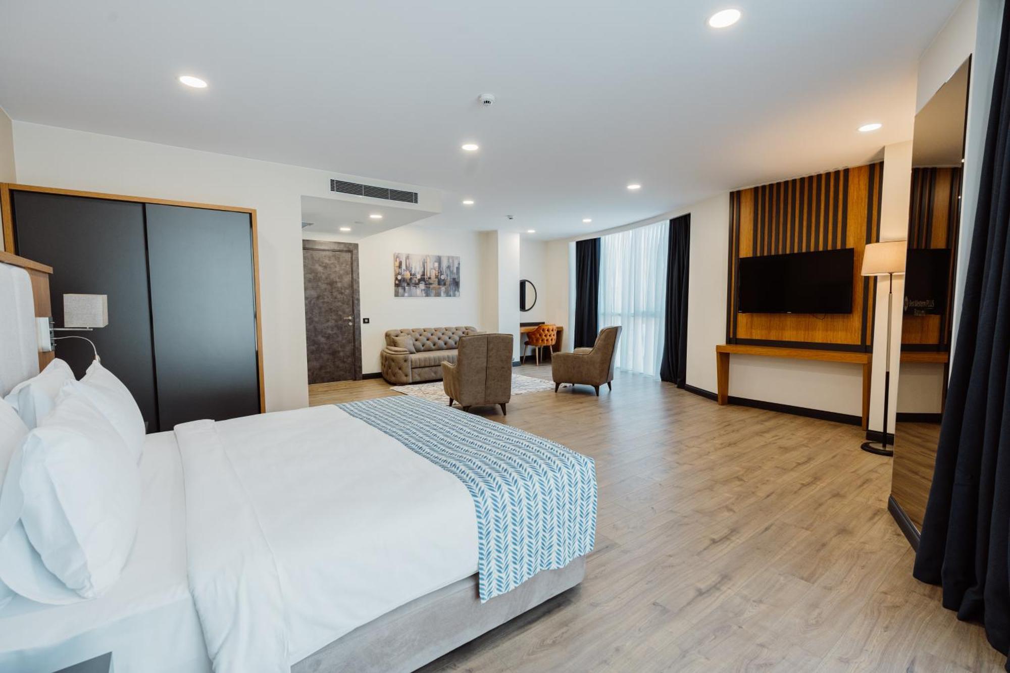 Best Western Plus バトゥーミ エクステリア 写真