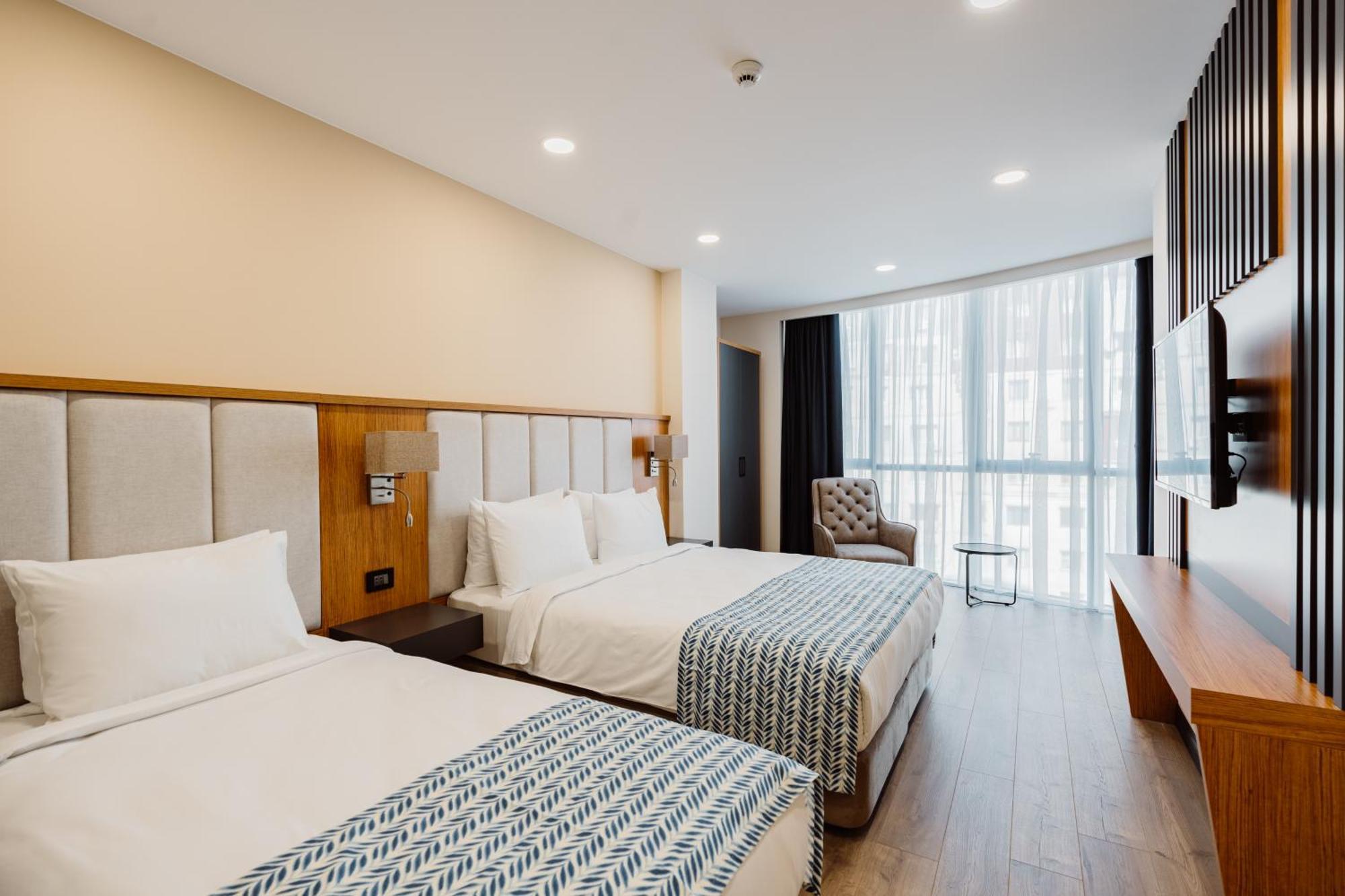 Best Western Plus バトゥーミ エクステリア 写真