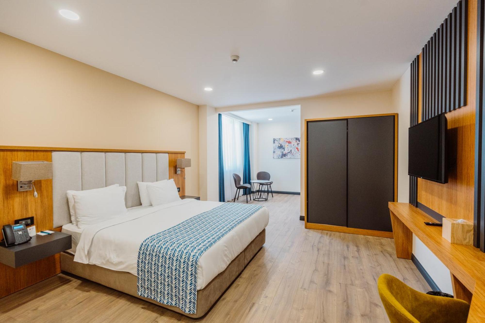 Best Western Plus バトゥーミ エクステリア 写真